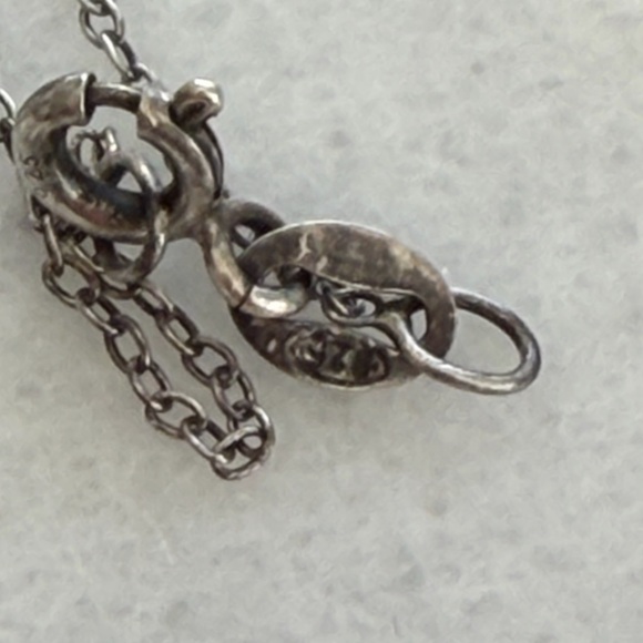 Sterling silver oval glass photo locket pendant and necklace - Picture 3 of 8